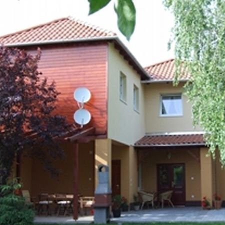 Ilona Apartmanhaz 科马罗姆 外观 照片