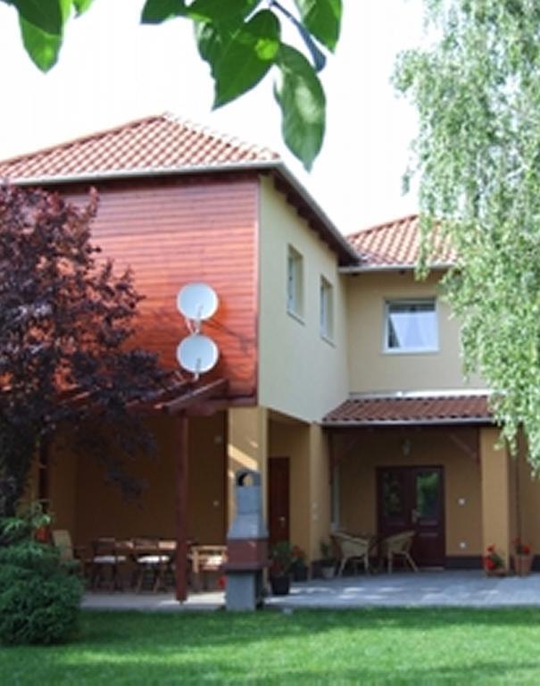 Ilona Apartmanhaz 科马罗姆 外观 照片